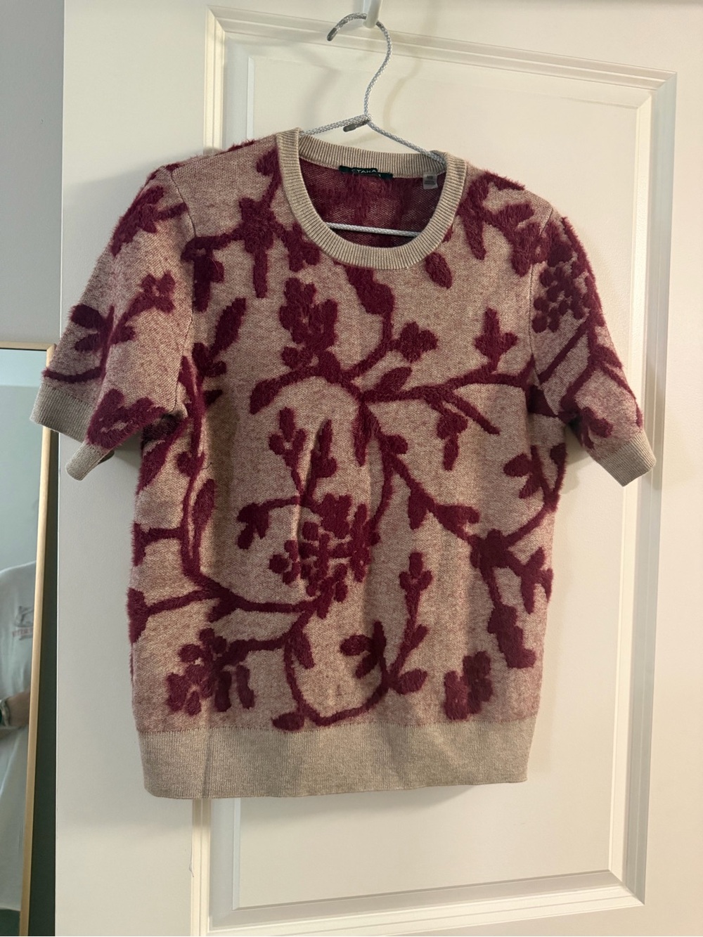NWOT Tahari Textured Floral Short Sleeve Sweater | Size M | Beige & Burgundy